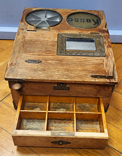Antike kaufmannskasse aus holz - aus,