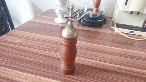 Alte gewürzmühle mit kurbel - gewürzmühle,