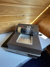 alte Kasse mit Kurbel, Bon und