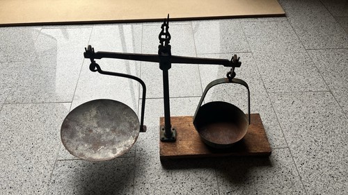 Antike balkenwaage mit schale - mit,